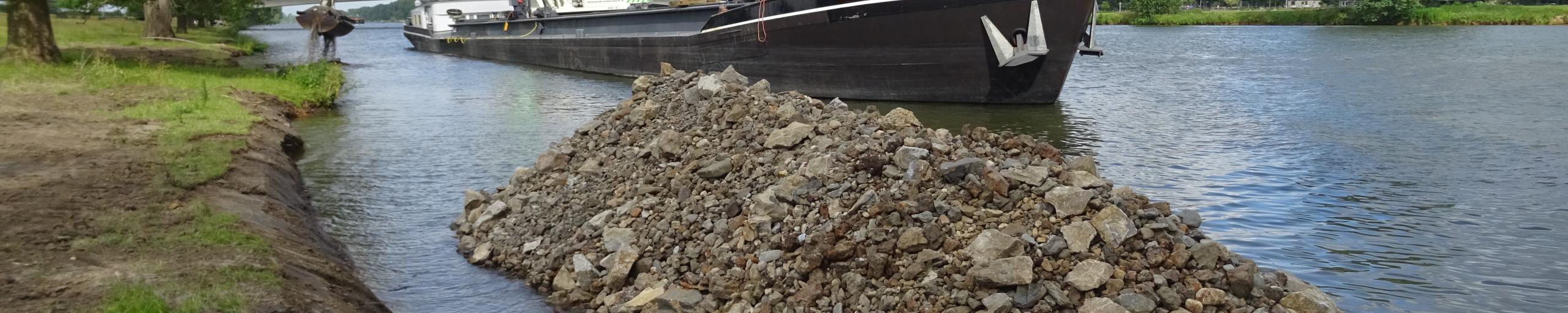 Ontstenen Maasoever door Rijkswaterstaat