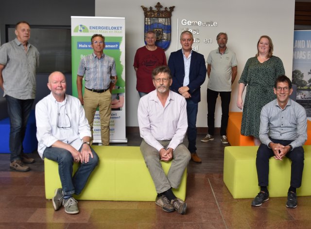 Wethouder duurzaamheid Erik Peters samen met de 8 energiecoaches